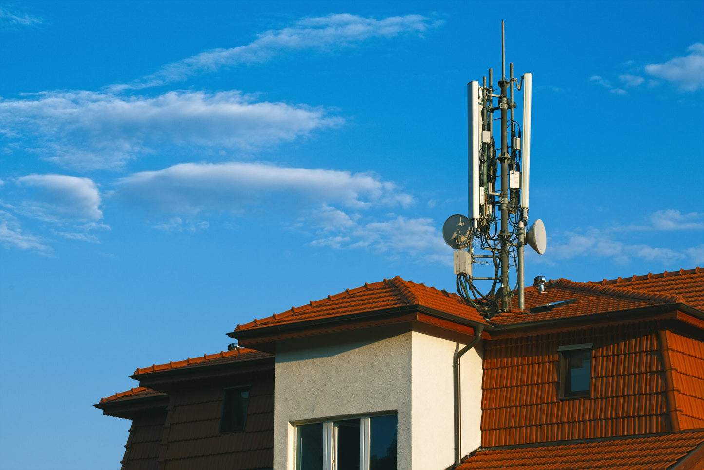 Photo of a 5G antenna on top of a house